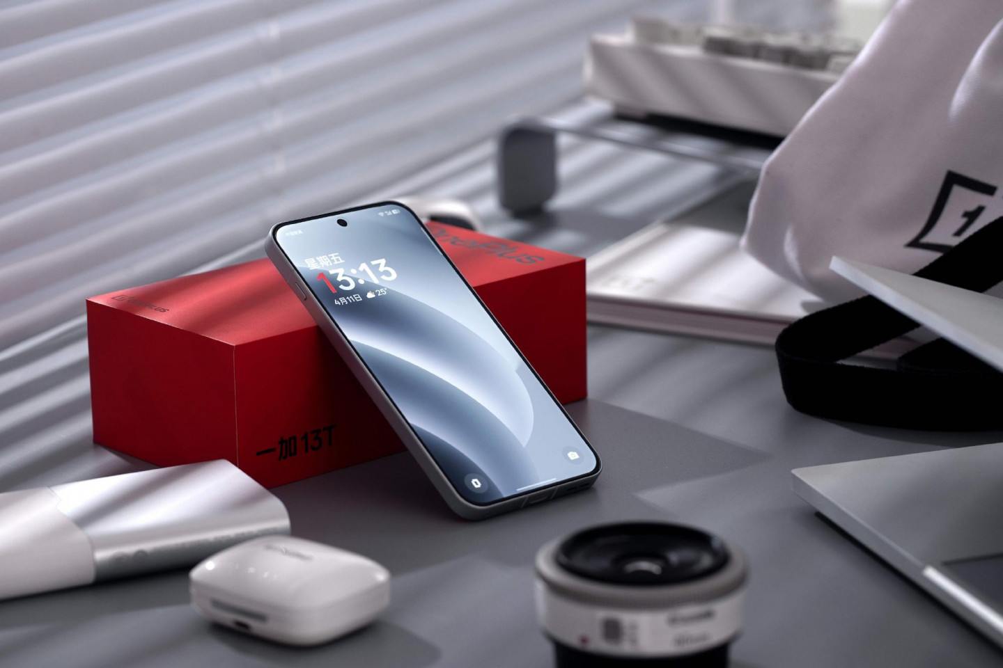 OnePlus 13T во всех цветах красуется на первых студийных фото