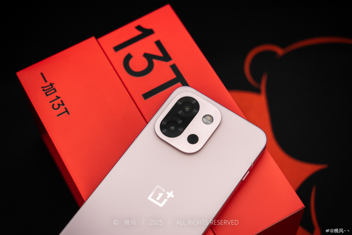 OnePlus 13T во всех цветах красуется на первых студийных фото