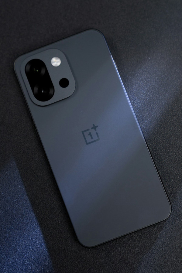 OnePlus 13T во всех цветах красуется на первых студийных фото