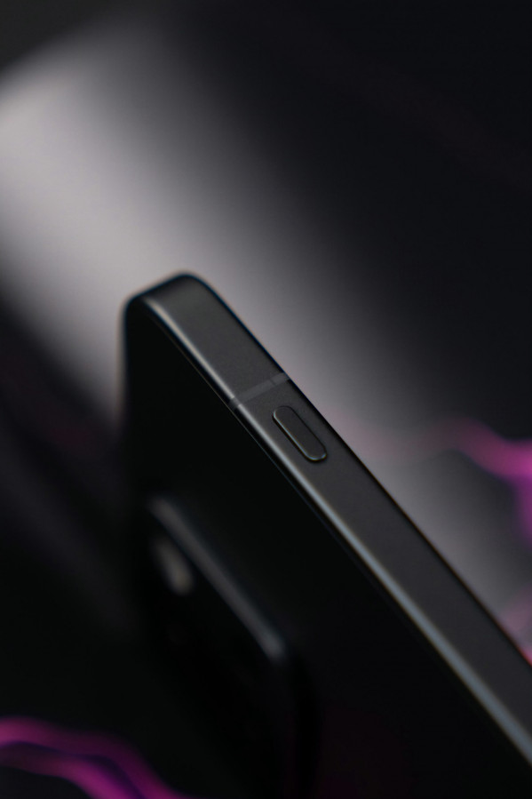 OnePlus 13T во всех цветах красуется на первых студийных фото