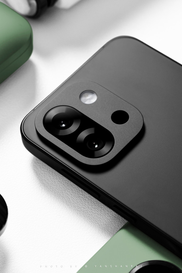 OnePlus 13T во всех цветах красуется на первых студийных фото