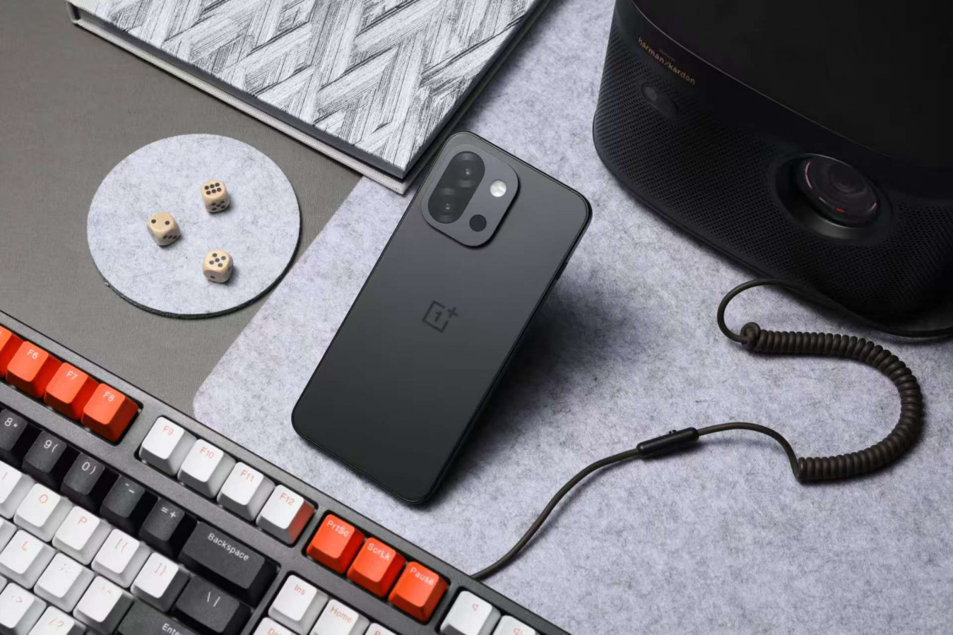 OnePlus 13T во всех цветах красуется на первых студийных фото