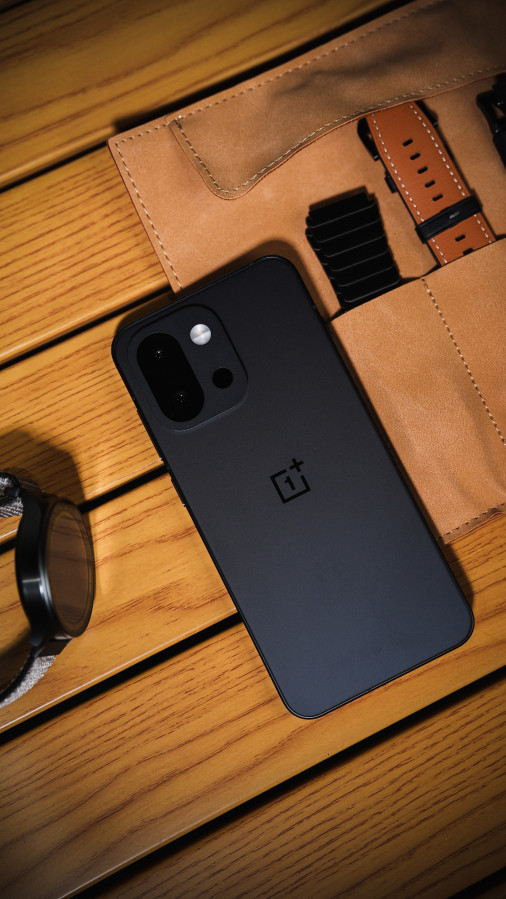 OnePlus 13T во всех цветах красуется на первых студийных фото