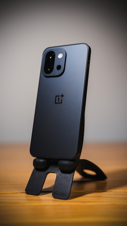 OnePlus 13T во всех цветах красуется на первых студийных фото
