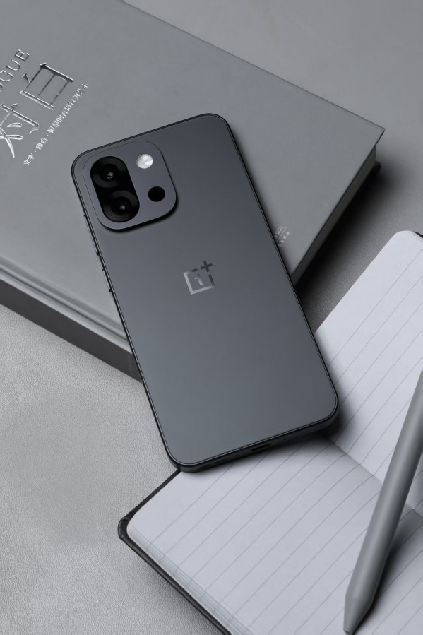 OnePlus 13T во всех цветах красуется на первых студийных фото