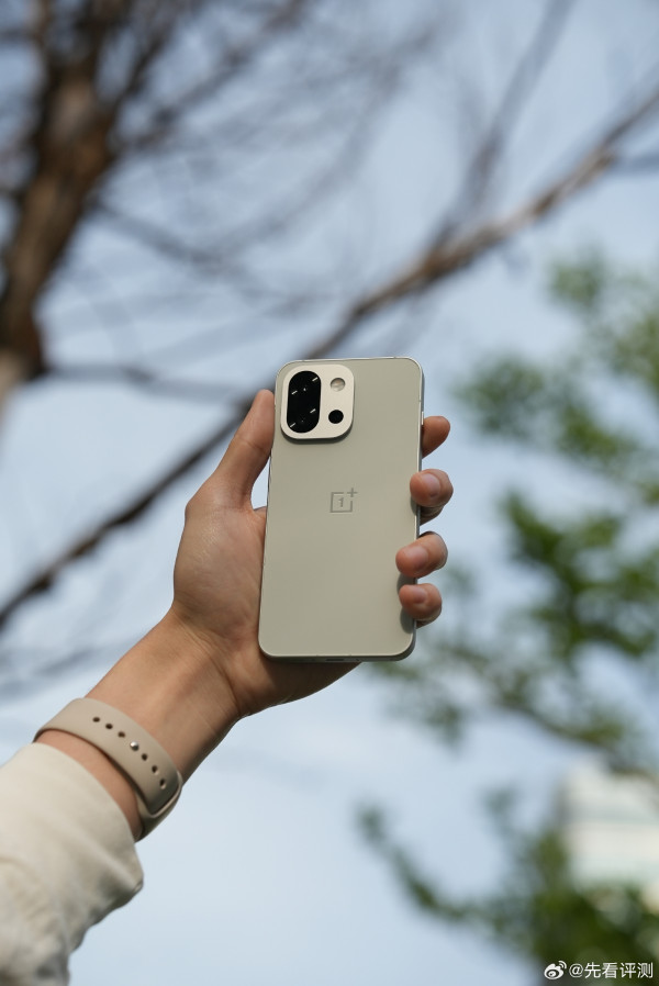 OnePlus 13T во всех цветах красуется на первых студийных фото