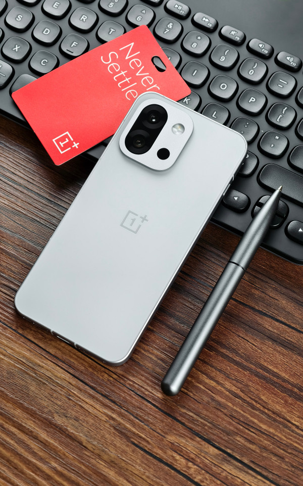 OnePlus 13T во всех цветах красуется на первых студийных фото