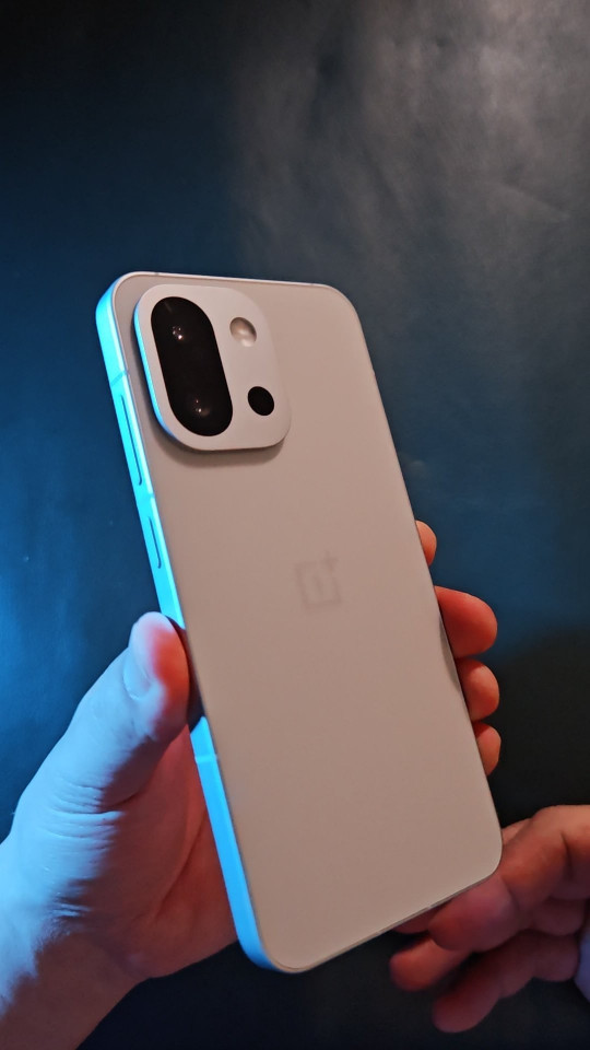 OnePlus 13T во всех цветах красуется на первых студийных фото