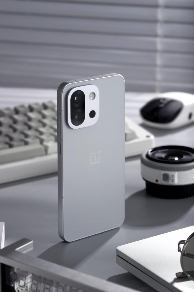 OnePlus 13T во всех цветах красуется на первых студийных фото