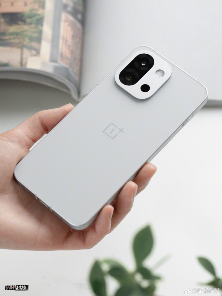 OnePlus 13T во всех цветах красуется на первых студийных фото