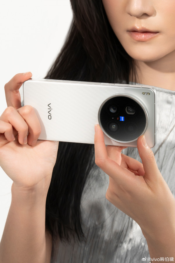 Vivo X200 Ultra распаковали на видео и показали на новых постерах