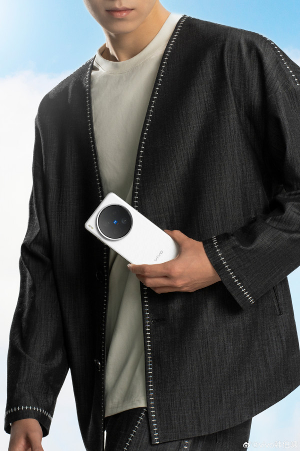 Vivo X200 Ultra распаковали на видео и показали на новых постерах