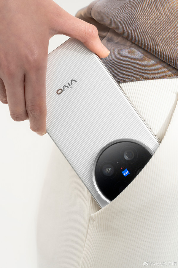 Vivo X200 Ultra распаковали на видео и показали на новых постерах