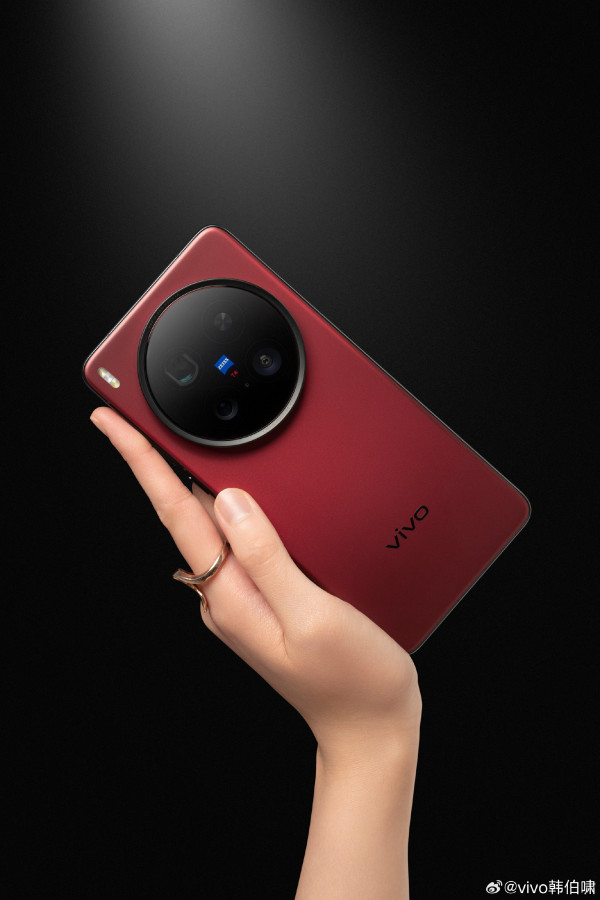 Vivo X200 Ultra распаковали на видео и показали на новых постерах