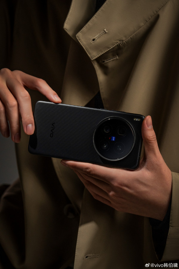 Vivo X200 Ultra распаковали на видео и показали на новых постерах