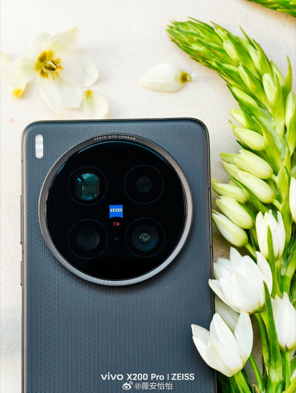 Vivo X200 Ultra        