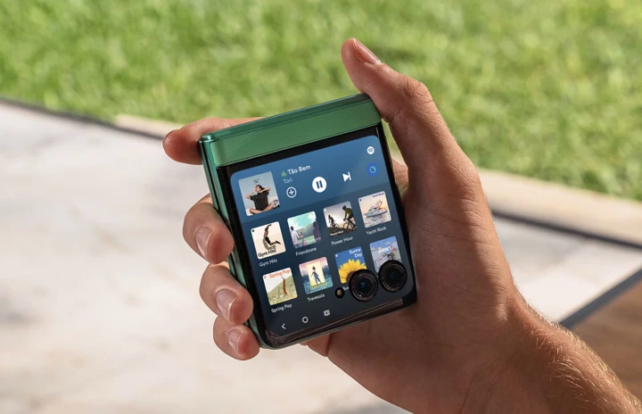 Стали известны три расцветки Motorola Razr 70