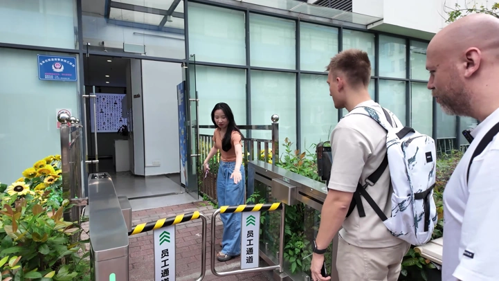 Лысый из МТ в офисе UGREEN: выставка продуктов и главный офис