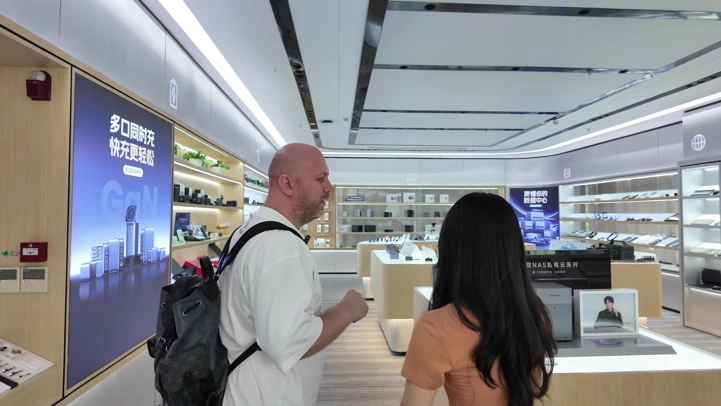 Лысый из МТ в офисе UGREEN: выставка продуктов и главный офис