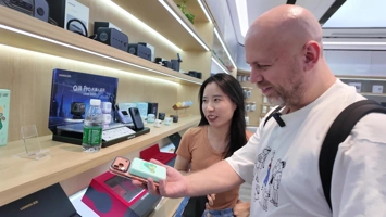 Лысый из МТ в офисе UGREEN: выставка продуктов и главный офис