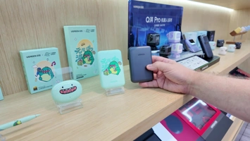 Лысый из МТ в офисе UGREEN: выставка продуктов и главный офис