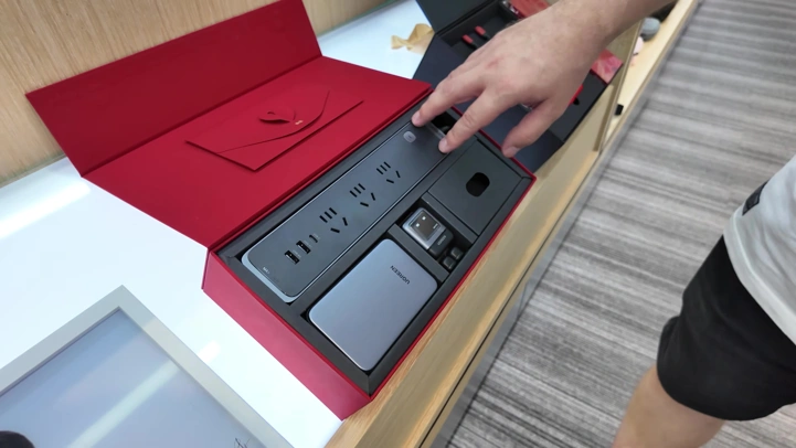 Лысый из МТ в офисе UGREEN: выставка продуктов и главный офис