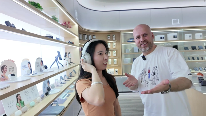 Лысый из МТ в офисе UGREEN: выставка продуктов и главный офис