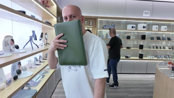 Лысый из МТ в офисе UGREEN: выставка продуктов и главный офис