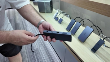 Лысый из МТ в офисе UGREEN: выставка продуктов и главный офис