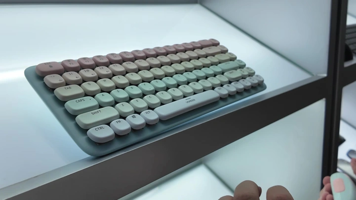 Лысый из МТ в офисе UGREEN: выставка продуктов и главный офис