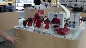 Лысый из МТ в офисе UGREEN: выставка продуктов и главный офис