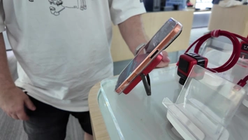 Лысый из МТ в офисе UGREEN: выставка продуктов и главный офис