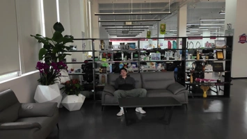 Лысый из МТ в офисе UGREEN: выставка продуктов и главный офис