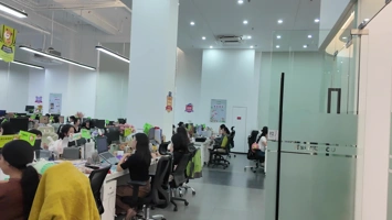 Лысый из МТ в офисе UGREEN: выставка продуктов и главный офис