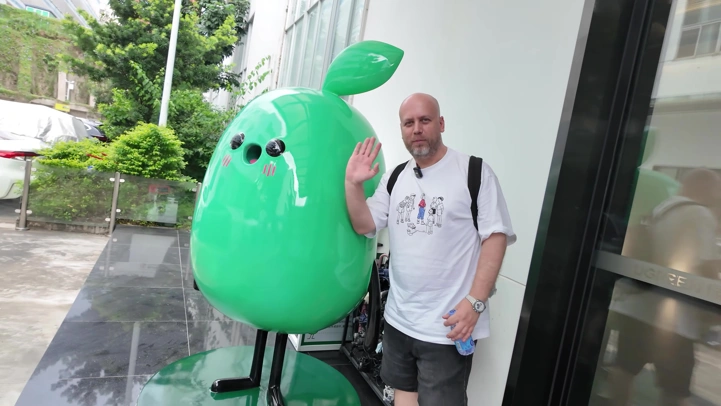 Лысый из МТ в офисе UGREEN: выставка продуктов и главный офис