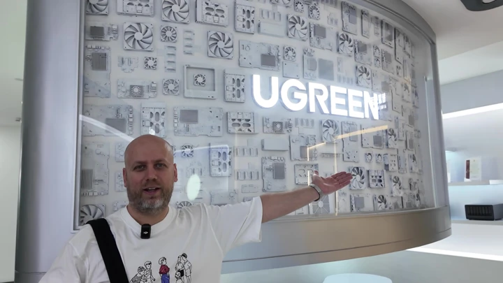 Лысый из МТ в офисе UGREEN: выставка продуктов и главный офис