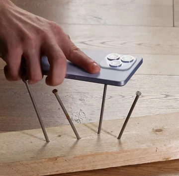 ВИДЕО: не ронять, не топить и не забивать – три правила обращения со смартфонами