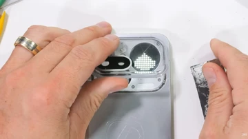 Nothing Phone (4a) Pro испытали на прочность и разобрали на видео