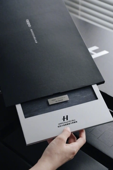 Распаковка OPPO Find X9 Ultra и его фотонабора на видео