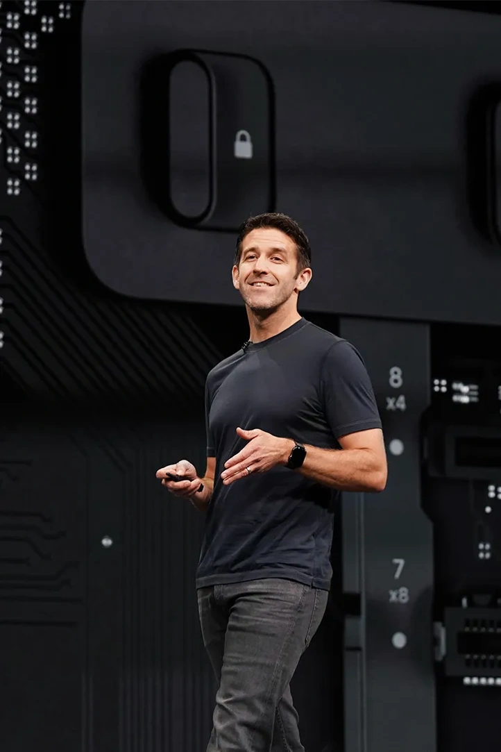 Тим Кук покидает пост главы Apple: его место займёт Джон Тернус