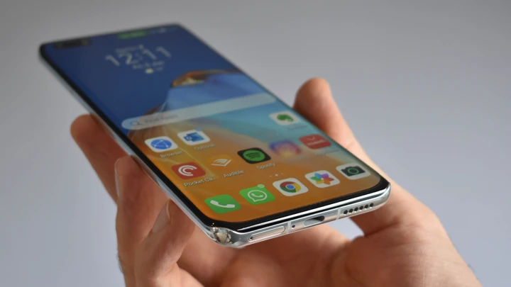 Экраны-водопады вернутся в китайские флагманы уже осенью