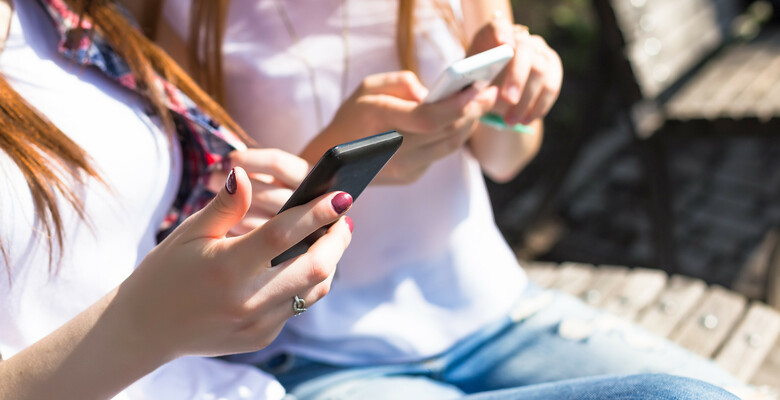 Женщины-миллениалы проводят за смартфоном больше всех