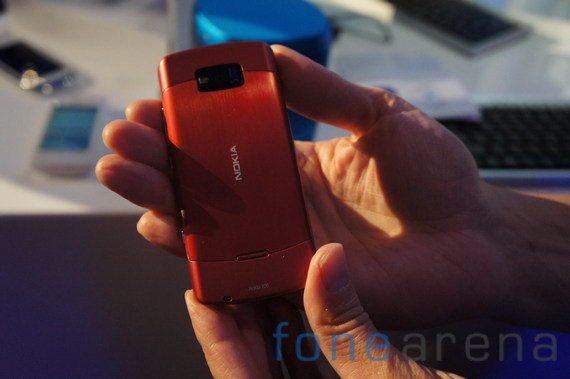 Характеристики Смартфон Nokia 700, коралловый красный