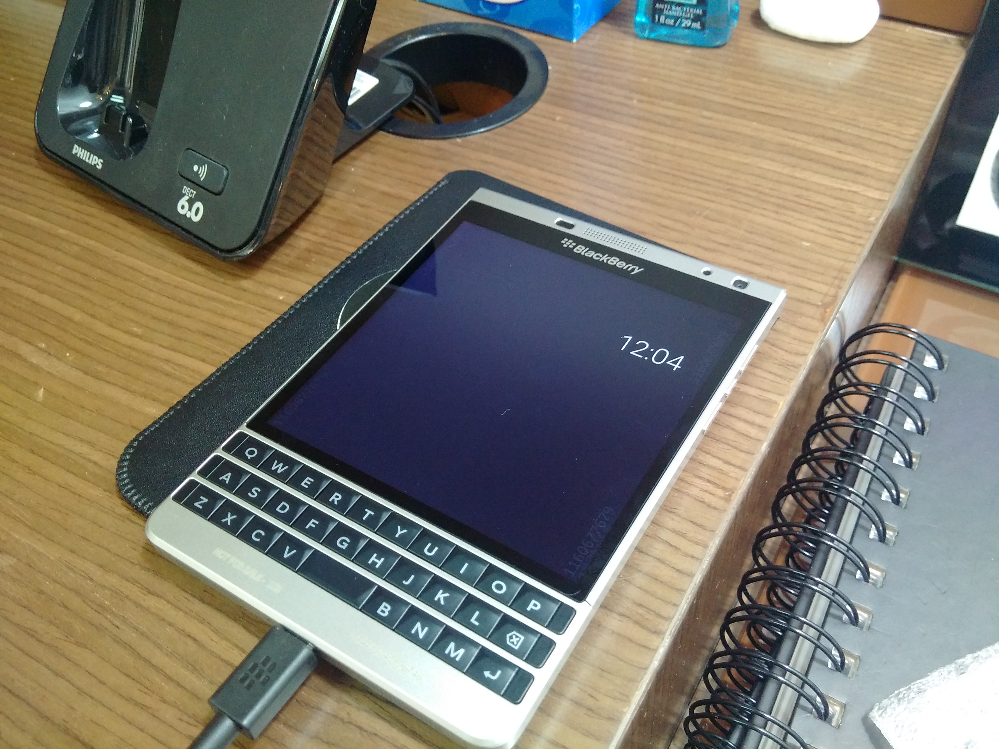 BlackBerry Passport Silver Edition с Android на фото и видео