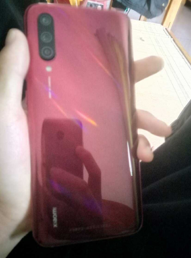 Отмененный Xiaomi CC9 в красном цвете на фото