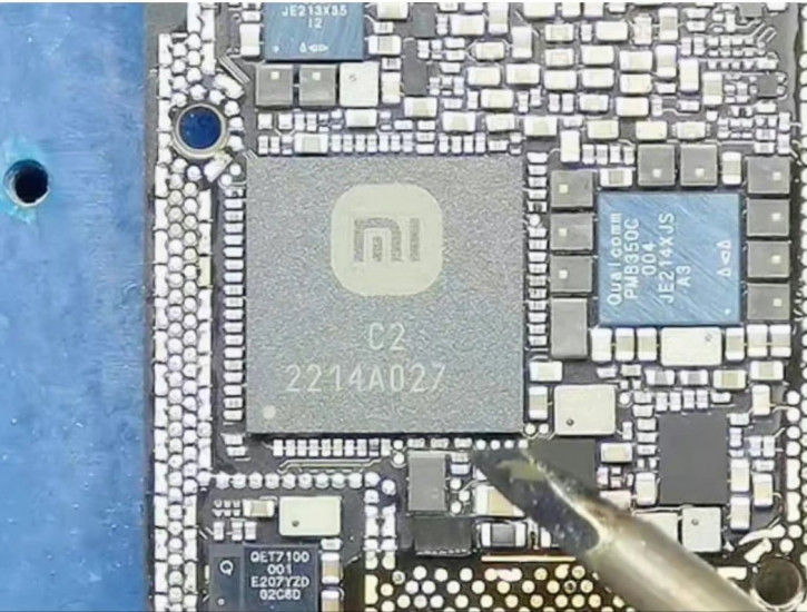 Странные дела: вскрытие Xiaomi 12S Ultra выявило неиспользуемый чип