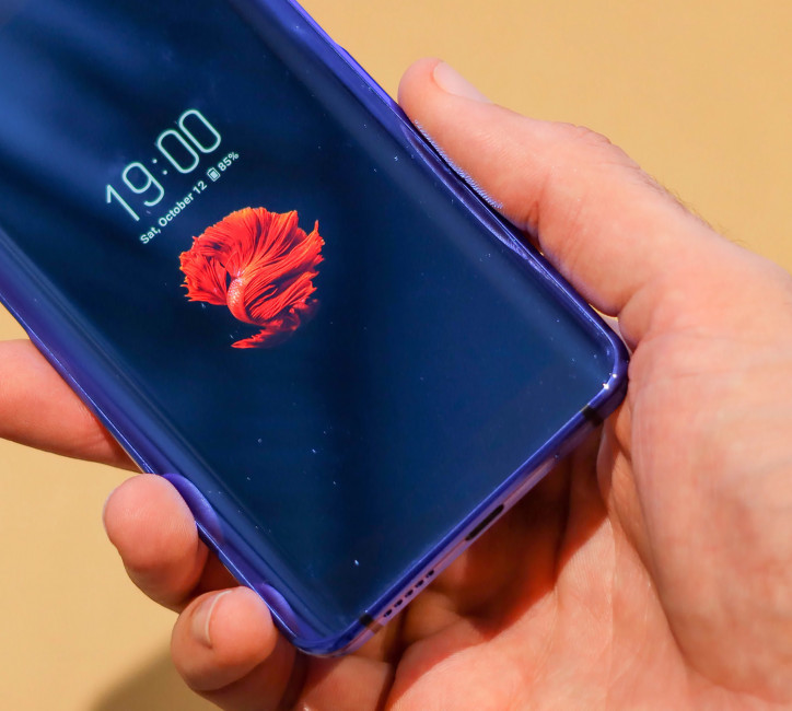 Samsung проектирует смартфон с невидимым экраном под задней панелью