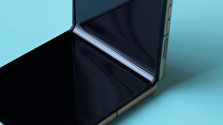 Обзор Motorola Razr 60 Ultra: он деревянный!