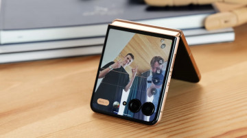 Обзор Motorola Razr 60 Ultra: он деревянный!