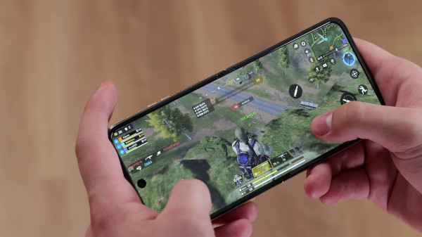 Обзор Motorola Razr 60 Ultra: он деревянный!
